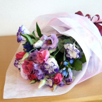 バラと紫トルコの花束